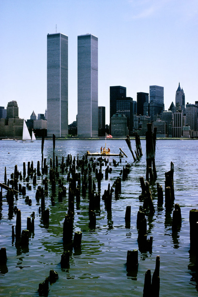 View east across the Hudson River from Exchange Place, Jersey City, New Jersey; July 4, 1978. © Camilo José Vergara, Quelle: National Building Museum