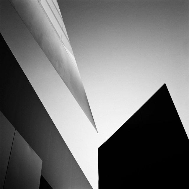 Zaha Hadid Architects, Vitra Firestation, Weil am Rhein, Germany, 1993. Digital black and white silver gelatin. 80 x 80 cm. Courtesy ammann // projects. © Hélène Binet, Quelle: Royal Academy of Arts