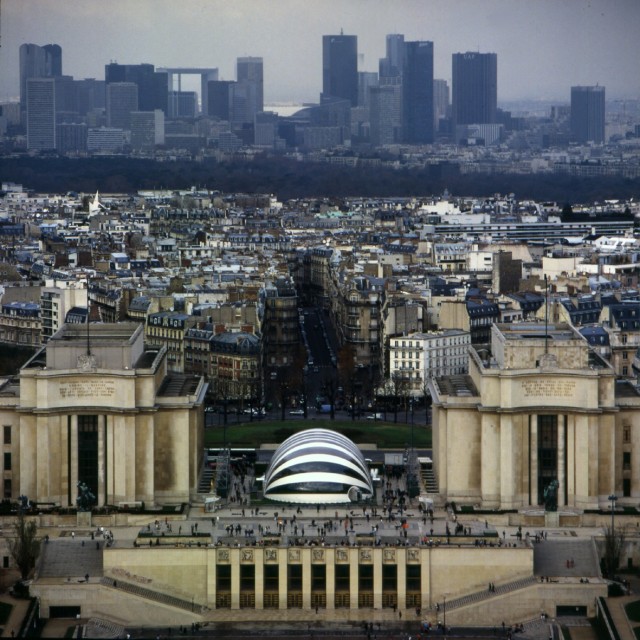 Volumen „Chaillot II“ für die Veranstaltung „Le Printemps en Hiver“ von Marionnaud auf dem Place du Trocadéro in Paris, 1997 – © Hans-Walter Müller / Marie-France Vesperini