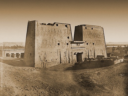 Tempel von Edfu, Niltal. Photographie von August Lorent, 1859/1860