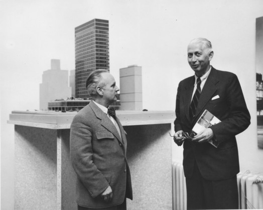 Erich Boltenstern vor dem Lever Building in der Ausstellung „Moderne Kunst aus USA“, Secession, AT, 1956 © Architekturzentrum Wien, Sammlung