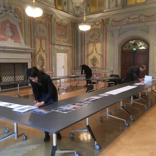 Die Jury 2018 (Hannes Mayer, Elli Mosayebi, Carmen Wiederin) bei der Sichtung der eingereichten Projekte © aut