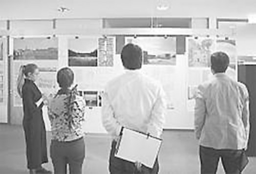 Die Jury beim Begutachten der insgesamt 80 eingereichten Arbeiten © TU Dresden