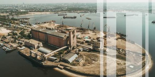 Das Gelände des Getreidespeichers im Hafen von Kasan, eines der zwei Wettbewerbsareale der Biennale 2019, und das Biennale-Logo © Aedes Architecture Forum
